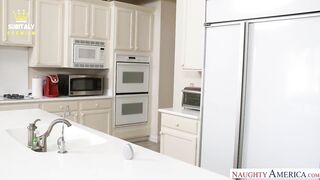 Premium Reagan Foxx - La mamma del mio amico mi cura l'erezione Sub ita