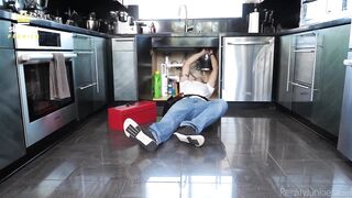 Premium Krissy Lynn - Seduce il suo idraulico con il suo grande culo Sub ita