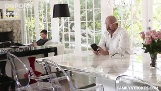 Premium Britney Amber - Zietta Arrapata si Fa Sfondare dal Nipote Fannullone mentre il Fratello Lavora Sub ITA