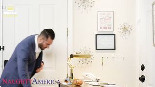 Premium Syren De Mer - la Regina delle MILF sfrutta la tempesta per scoparsi il cliente del motel Sub Ita
